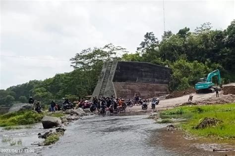 Akses Jalan Ke Lokasi Penambangan Pasir Lereng Gunung Merapi Ditutup