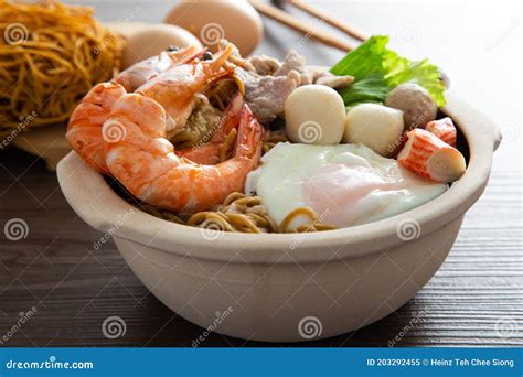 Clay Pot Yee Mee Seafood Noodle Soup Stock Image Image Of Claypot