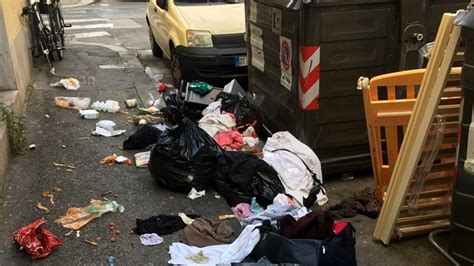 Via Del Corona Rifiuti Abbandonati Fuori Dai Cassonetti Foto