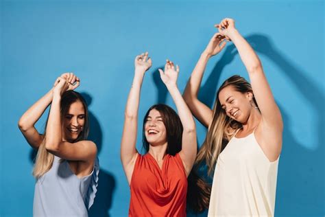 Les Gens Dansent Lors Dune Fête Photo Gratuite