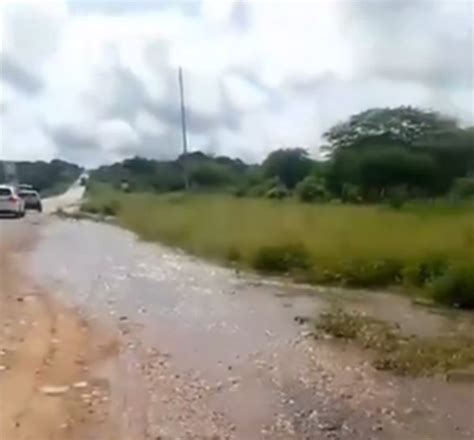 Cano de adutora se rompe em rodovia no Sertão do Pajeú Blog do Carlos