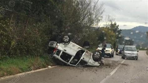 Incidente In Via S Angelo Un Auto Esce Fuori Strada E Si Ribalta