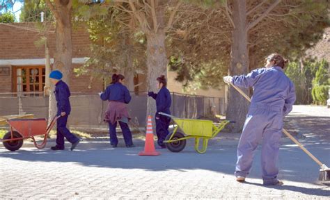 Mujeres Conforman Grupo De Trabajo Realizando Tareas De Limpieza En