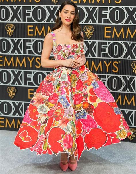 Simona Tabasco Conquista Gli Emmy Con Il Suo Straordinario Look