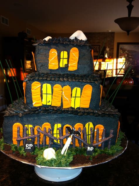 It's Sweet: Haunted House Cake