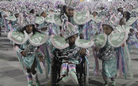 Confira As Imagens Do Desfile Da Mangueira Na Sapuca O Dia Na Folia