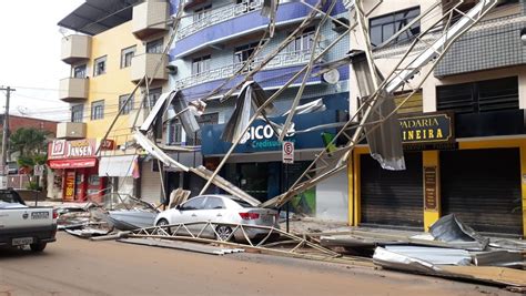 Chuva forte causa destelhamentos quedas de árvores e alagamentos em