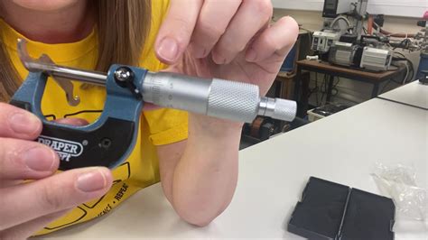 How To Use A Micrometer - LaBLiFe