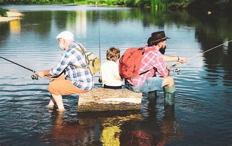 Viejo Y Joven Adulto Joven Concepto De Pesca Con Mosca De Trucha Ni O