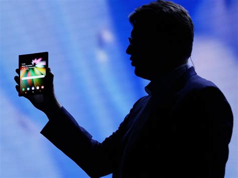 Samsung презентовала концепт сгибаемого смартфона