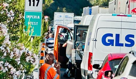 Caos Autostrade Incidente Blocca La A Raggiunti I Km Di Coda