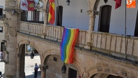 La bandera arcoíris vuelve a la balconada de la Casa Consistorial