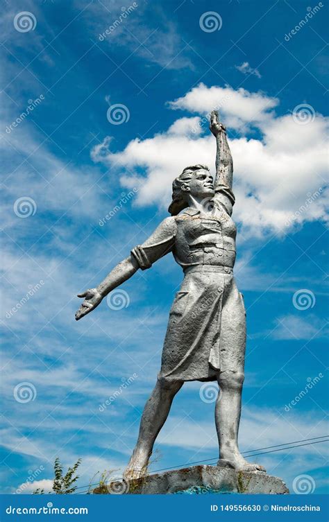 Monumento Hist Rico De La Mujer Potente En El Cielo Azul Con El Fondo