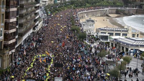 Miles de personas se manifiestan en Donostia para exigir una solución