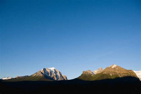 无人横图室外白天仰视旅游度假美景山树林雪雪山植物大雪加拿大阴影光线影子冰积雪景观山峰雪景冬季