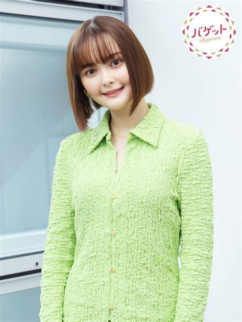 川口春奈の私服 情報番組『バゲット』2月8日の回で着用された、ふわふわした生地感のライトグリーンシャツを着用しています。 芸能人の私服