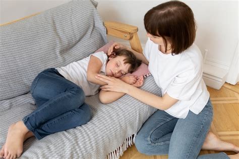 Tiro Medio Madre Sentada Cerca De Hija Foto Gratis