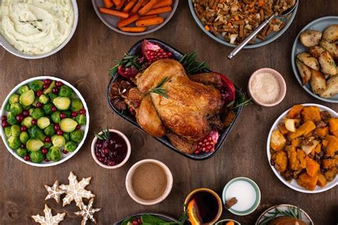 Cena navideña con platos tradicionales Foto Premium