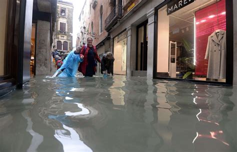 Video Temp Te En Italie Une Mont E Des Eaux Historique Venise