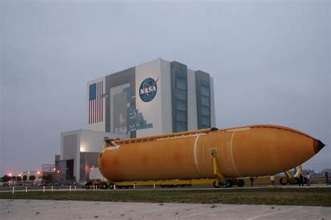 Space in Images - 2011 - 07 - Space Shuttle External Tank