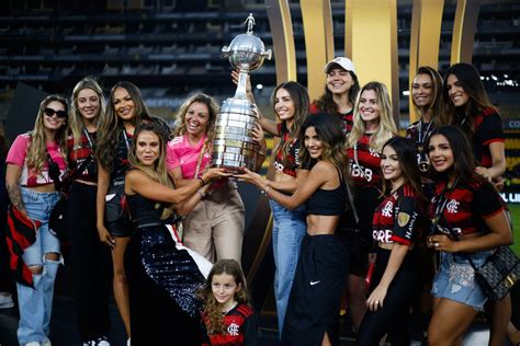 Esposas de jogadores do Flamengo levantam o troféu da Libertadores em