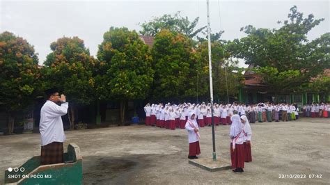 Mi As Sidiqiyah Melaksanakan Upacara Bendera Memperingati Hari Santri