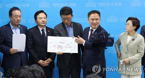 기자 질문에 답하는 백원국 국토교통부 제2차관 연합뉴스