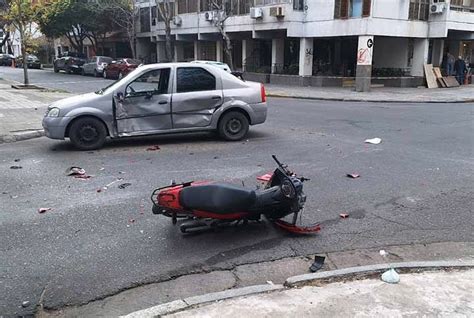 Un siniestro vial en el macrocentro dejó un motociclista herido de