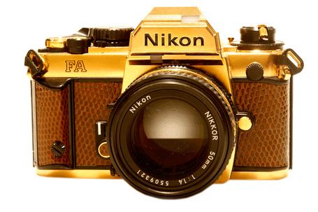 Фото Фотоаппарат 'Nikon / Никон' в траве