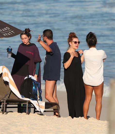 Thiaguinho E Fernanda Souza Curtem Dia Namoradas Na Praia