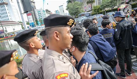 Aksi Saling Dorong Bem Si Dengan Polisi Di Kawasan Patung Kuda Foto