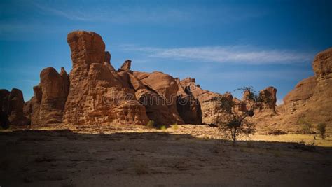 Forma O De Rocha Abstrata No Plat Ennedi Em Chade Foto De Stock