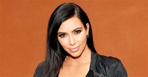 Kim Kardashian posa de biquíni e ostenta corpaço