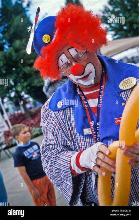 Clown making balloon animals for children and adults Stock Photo - Alamy