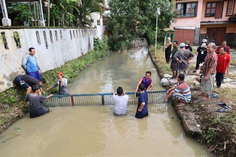 Kerja Bakti Massal Tangani Dampak Banjir Rob