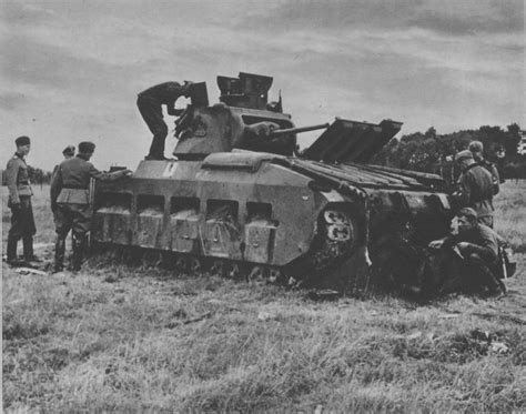 Солдаты дивизии СС «Мертвая голова» осматривают подбитый британский ...