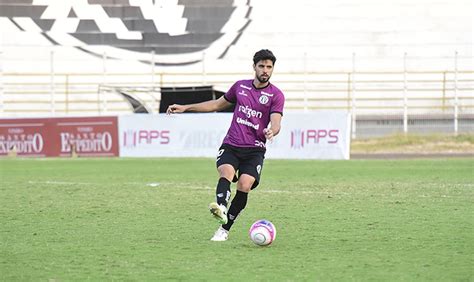 Xv Libera Zagueiro Hugo Para Acertar Transfer Ncia Ao Gil Vicente De