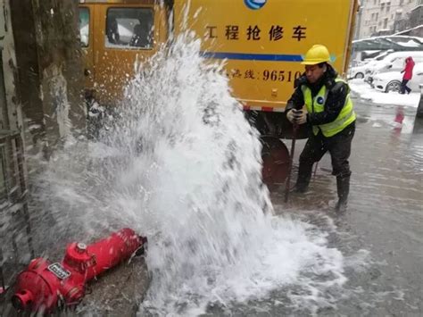 6小时42人雪中摔倒紧急送医！今天路面结冰，走路请学企鹅︱早安武汉（语音版）武汉新闻中心长江网cjncn