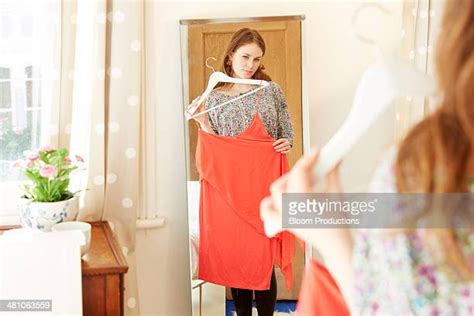 Girl Dress Mirror Photos Et Images De Collection Getty Images