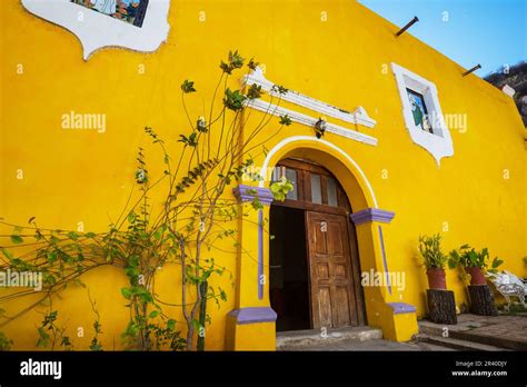 Colonial architecture in Mexico Stock Photo - Alamy