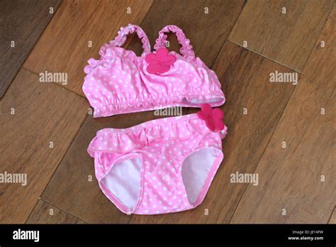 Kleine mädchen badeanzug bikini Fotos und Bildmaterial in hoher Auflösung Alamy