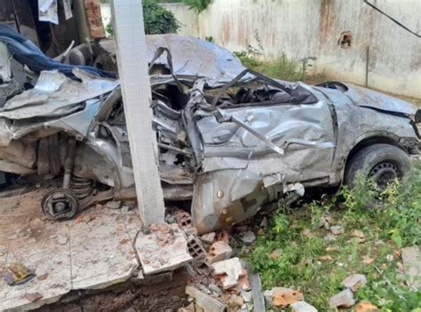 Tr S Pessoas Morrem E Duas Ficam Feridas Ap S Carro Bater Em Muro Em