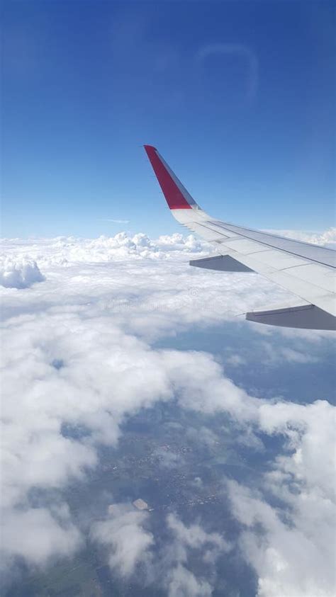 Cielo Azul Con Las Nubes Aeroplano En Cielo Foto De Archivo Imagen De