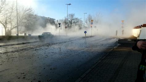 Warszawa Awaria ciepłownicza na Sadybie Osiedle pod wodą i błotem