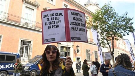 Funcionarios De La Administración De Justicia Piden Subida Salarial En Manifestación Frente Al