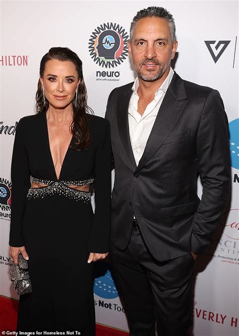 Kyle Richards Admits Shes Still Living With Ex Mauricio Umansky Seven