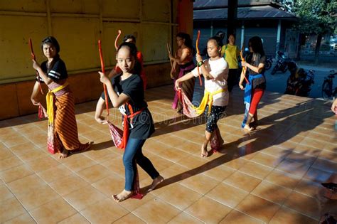 Javanese dance editorial photo. Image of city, event - 36008321