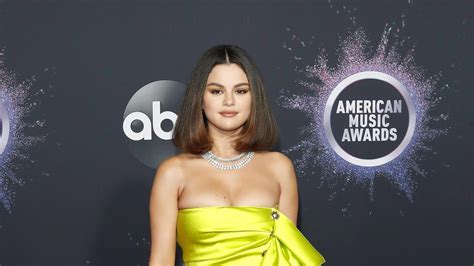 Selena Gómez Reaparece En Los American Music Awards