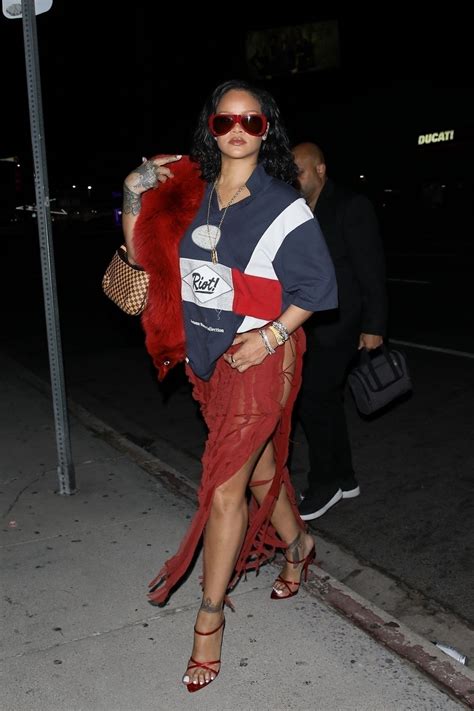 Rihanna Hot Ass In A Revealing Skirt 12thBLOG