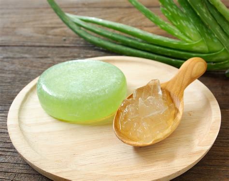 Cómo hacer jabón de aloe vera para eliminar los barritos y las arrugas